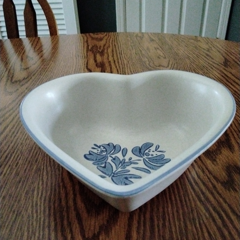 Vintage Pfaltzgraff Heart Shaped Serving Bowl  Yorktowne Pattern - Picture 3 of 11